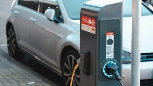 Elektrische auto opgeladen bij een openbare laadpaal in Amsterdam, onderdeel van stedelijk elektrisch rijden