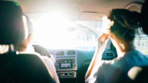 Fel zonlicht beïnvloedt zicht tijdens autorit – veilig rijden bij fel tegenlicht in de zomer