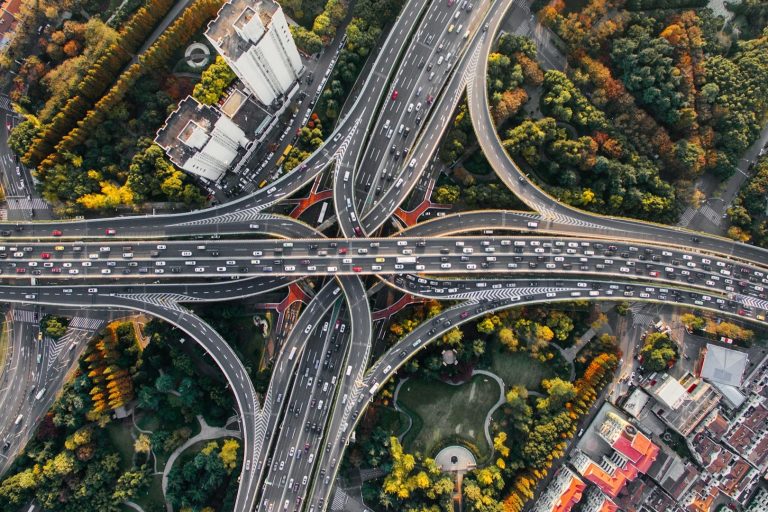 Drukke snelwegknooppunt met veel verkeer waar verkeersovertreding kan leiden tot strafzaak