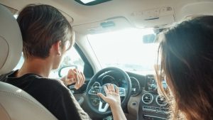 Rijles in een elektrische lesauto