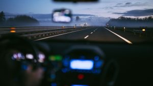 Zicht vanuit auto op snelweg bij mist tijdens eerste rijjaren, met focus op vooruit kijken en verkeerssituatie