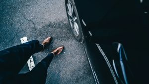 Auto zakelijk gebruiken zichtbaar bij ondernemer die uitstapt en zakelijke rit start op parkeerplaats