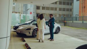 Auto zakelijk gebruiken bij keuze voor lease tijdens gesprek tussen ondernemer en adviseur bij showroom