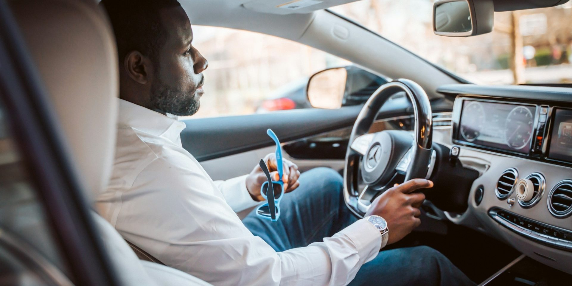 Auto zakelijk gebruiken door ondernemer die onderweg is en rijdt in moderne personenauto