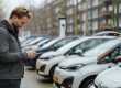 Rijschoolhouder beheert wagenpark met lesauto’s op parkeerplaats.